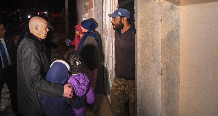 رئيس الجمهورية يزور بعض الأحياء بمعتمدية المنيهلة