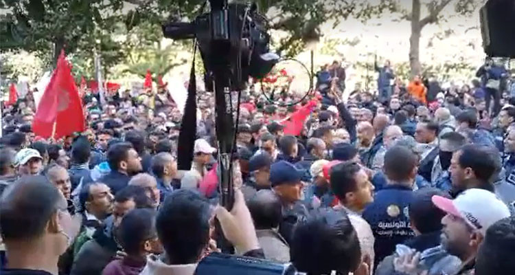 تدافع بين الأمن ومحتجين في مسيرة جبهة الخلاص الوطني