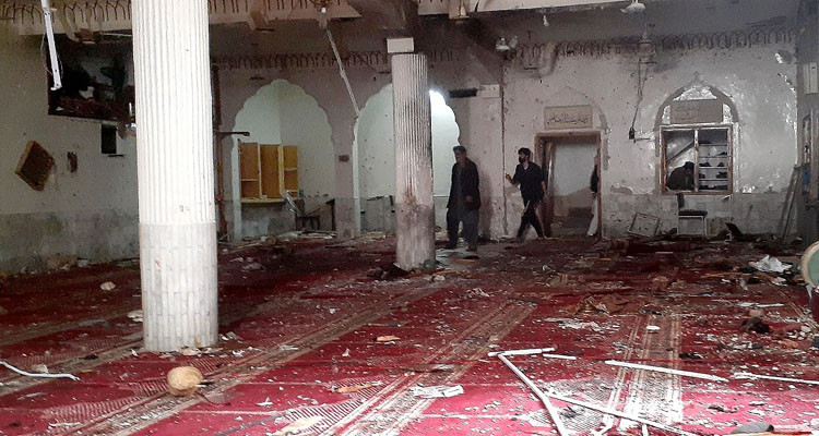 عشرات القتلى في هجوم انتحاري داخل مسجد في باكستان