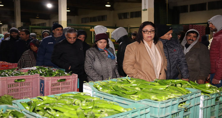 وزيرة التجارة تعاين وضعية التزويد والأسعار خلال زيارة غير معلنة إلى سوق الجملة