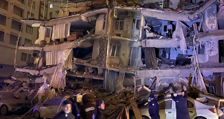 مئات القتلى في سوريا وتركيا جراء زلزال بقوة 7.4 درجات جنوبي تركيا