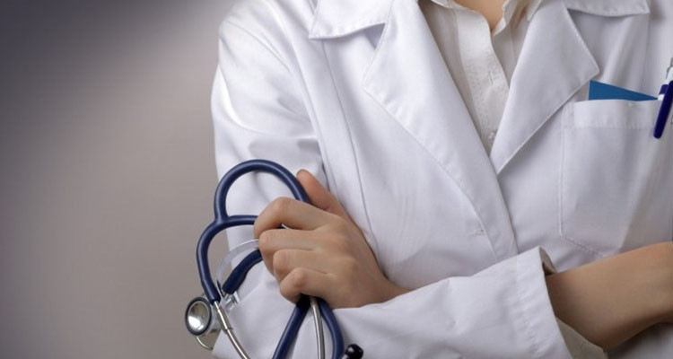 الأطباء المقيمون والداخليون وطلبة الطب يدخلون في إضراب احتجاجي