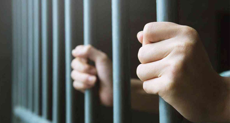 بسبب ما اعتبروه سيارة التعذيب: الموقوفون في قضية التآمر يرفضون إخراجهم من السجن