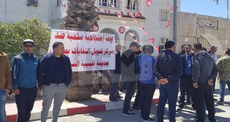 أهالي قليبية يحتجون على  إنشاء مركز لتحويل النفايات بمدخل المدينة