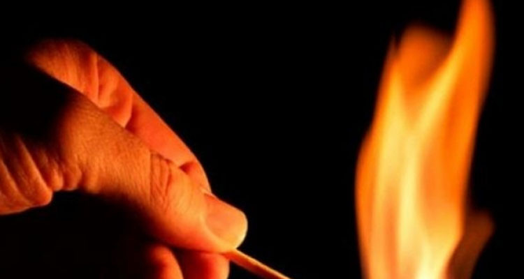 مدنين: شاب يضرم النار في جسده في الطريق العام