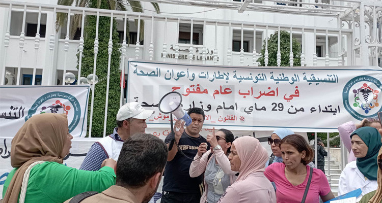 إطارات وأعوان الصحة يدخلون في إضراب جوع وإضراب عام مفتوح