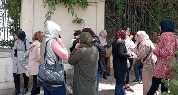 أعوان وموظفوا هيئة مكافحة الفساد يحتجون أمام البرلمان للمطالبة بالتشغيل