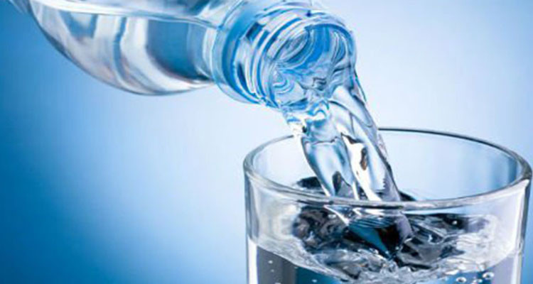 منظمة الدفاع عن المستهلك تدعو إلى مقاطعة المياه المعدنية المعروضة للشمس