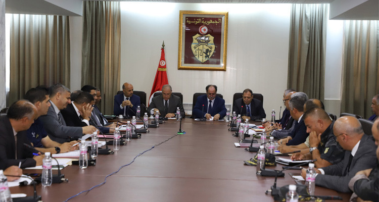 وزير الداخلية يدعو إلى مزيد اليقظة لتأمين الموسم السياحي وعودة الجالية التونسية