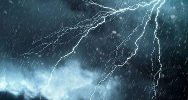 أمطار رعدية أحيانا غزيرة مع تساقط البرد وظهور الصواعق اليوم