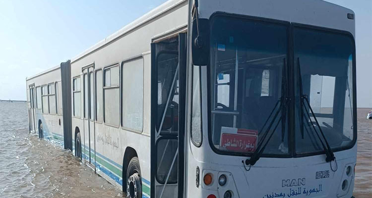 مدنين: الرياح تتسبب في تمدّد البحر نحو اليابسة بشاطئ بوغرارة