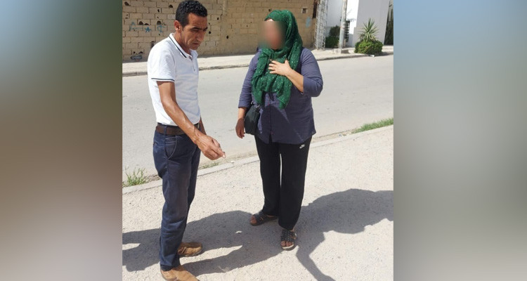أمّ تحمل على أكتافها ابنها الحامل لإعاقات متعدّدة: وزارة المرأة تتحرك