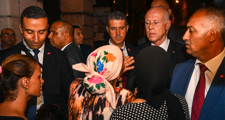 رئيس الدولة يقوم بجولة في شوارع العاصمة+ فيديو