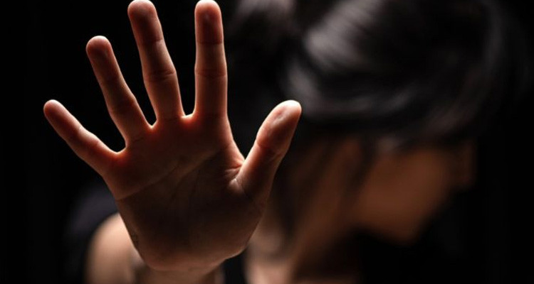 يحدث في سوسة: أب يقيد ابنته من رقبتها بسلسلة حديدية وقفل لمدة شهر