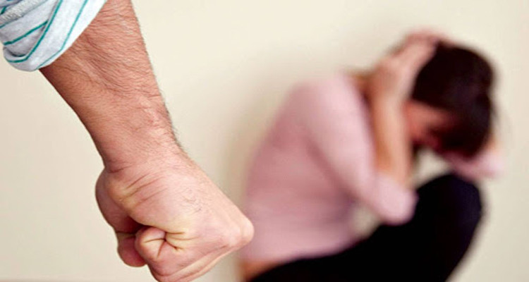 تقييد مراهقة بقفل وسلسلة حديديين في منزل والدها: وزارة المرأة تتحرك