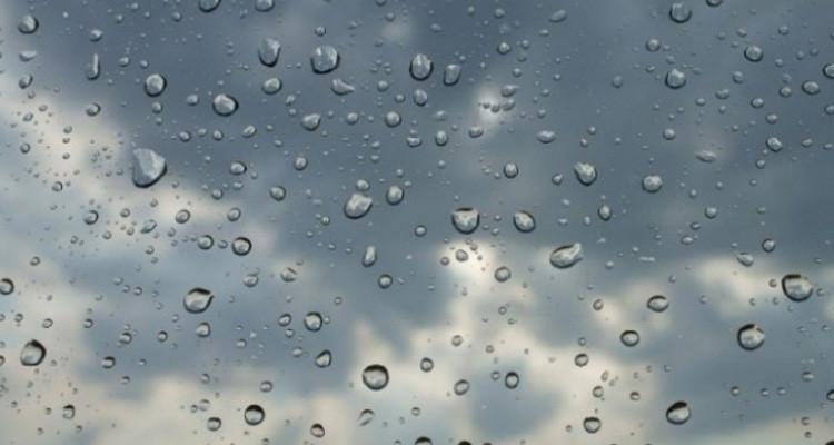 طقس كثيف السحب بالسواحل الشرقية للبلاد مع أمطار متفرقة ومحلية