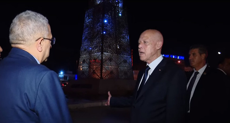 الرئيس من شارع الحبيب بورقيبة: بعد 10 سنين باش يبدلو ماء النافورة وبعد يقولو مجالس بلدية