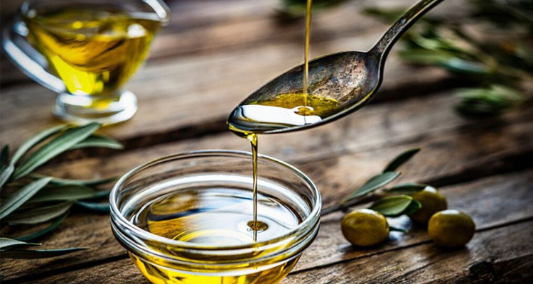 مشروع قانون مالية 2024: رفع المعاليم الديوانية الموظفة عند تصدير زيت الزيتون الوقاد الخام غير المعلب وزيت "الفيتورة "