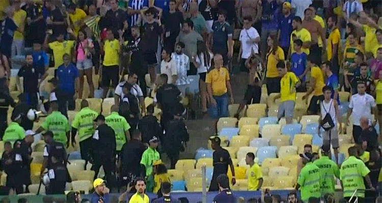الأمن البرازيلي يعتدي على جماهير الأرجنتين وميسي وزملاؤه يغادرون الملعب