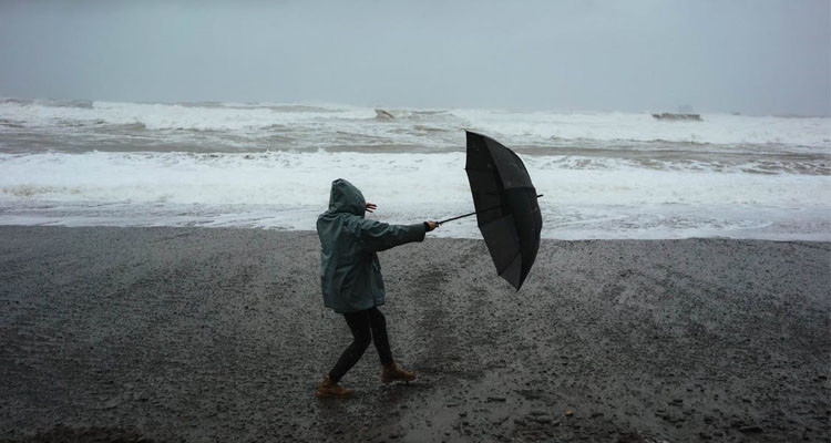 هبوب رياح قوية على كافة المجالات البحرية