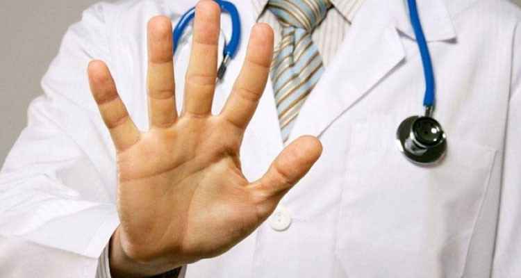 نبيه ثابت: أجور الأطباء في المناطق الداخلية تصل إلى 10 آلاف دينار