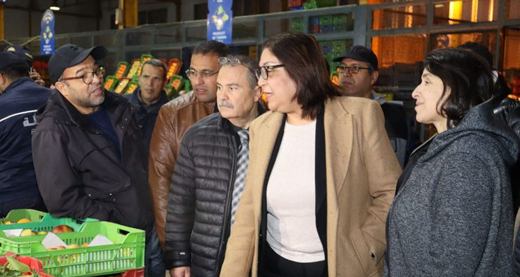  وزيرة التجارة تطلع على أسعار الخضر والغلال في سوق الجملة