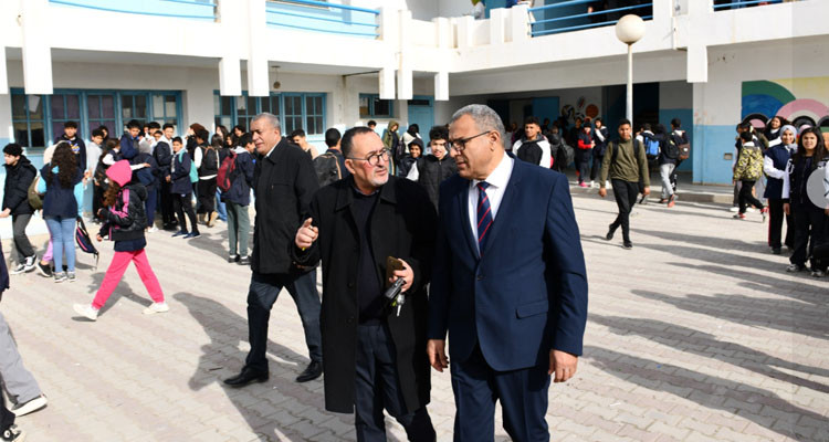 وزير التربية يؤدي زيارة غير معلنة إلى المدرسة الابتدائية بالزهراء