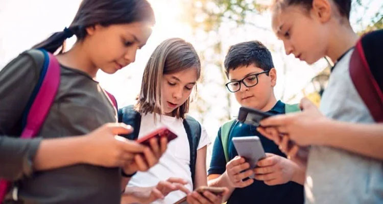 منع استخدام الهواتف المحمولة في المدارس البريطانية وهذه عقوبة المخالفين