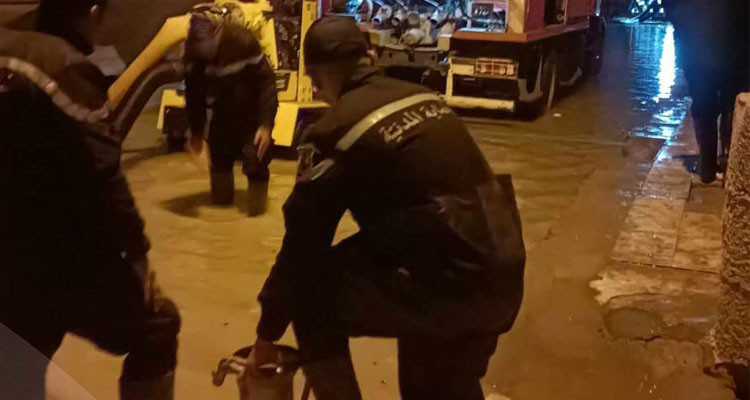 السيجومي: إجلاء 3 عائلات وضخ المياه بـ 53 منزلا بعد انفجار أنبوب ماء عالي المنسوب