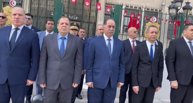 وزير الداخلية يشرف على موكب تحية العلم بمناسبة الاحتفال بعيد الاستقلال