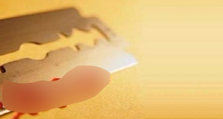 يحدث في صفاقس: تلميذة تعتدي على أستاذها ثم على نفسها بشفرة حلاقة