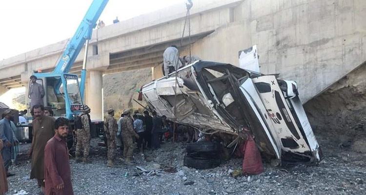 هلاك 27 شخصا إثر سقوط حافلة ركاب في واد جنوب غربي باكستان
