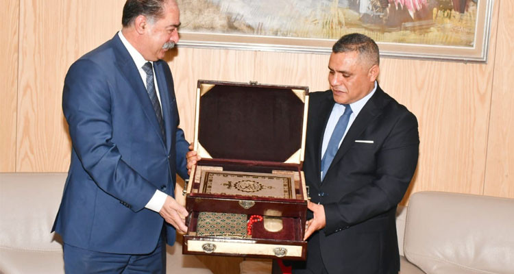 وزير الداخلية الجديد يكرم سلفه كمال الفقي بمناسبة انتهاء مهامه