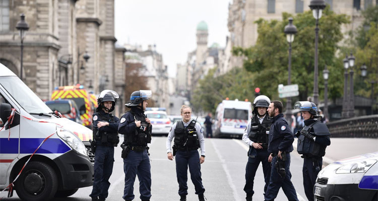 إصابة أمنيين في إطلاق نار داخل مركز للشرطة في باريس