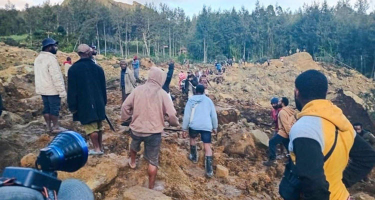 انهيار أرضي يودي بحياة 100 شخص في غينيا الجديدة