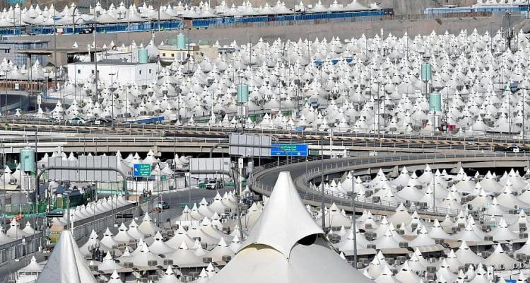 وسط درجات حرارة قياسية: انطلاق مناسك الحج في مكّة المكرمة