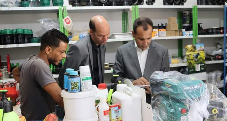  آفة عنكبوت الغبار بقبلي: الوالي يعاين عملية توزيع الأدوية