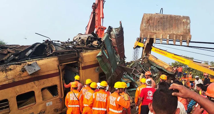 ق/ت/لى وجرحى في تصادم قطارين في الهند