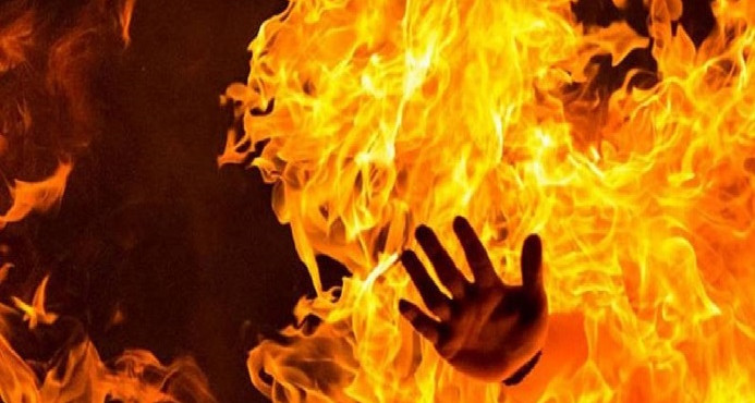 غار الدماء : وفاة عامل حضيرة بالغابات بعد إنقاذه عائلة احترقت سيارتها