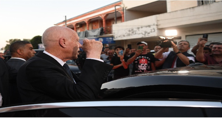 رئيس الدولة يتحدث مع مواطني المهدية حول انقطاع مياه الشرب