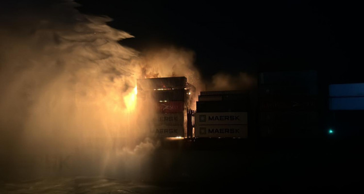 خفر السواحل الهندية يحاول إطفاء سفينة مشتعلة منذ 4 أيام