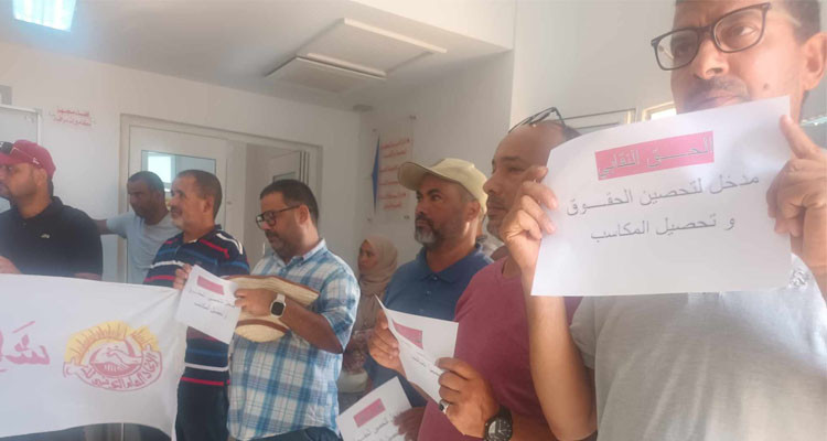 وقفة احتجاجية للأساتذة والمعلمين بقبلي