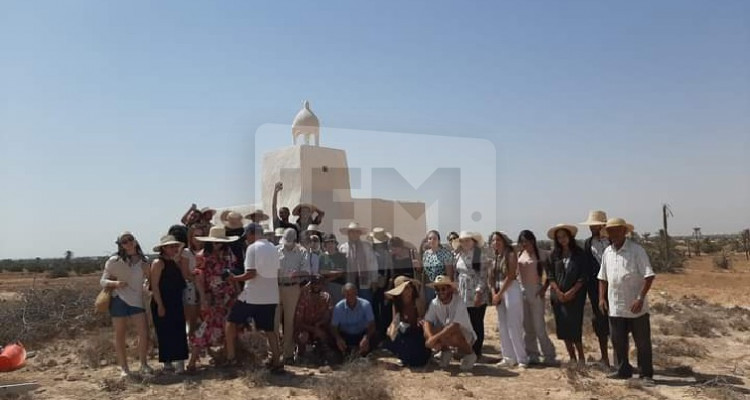 طلبة من تونس والجزائر ومصر يقومون باعادة تهيئة جامع الغولة بجربة ميدون