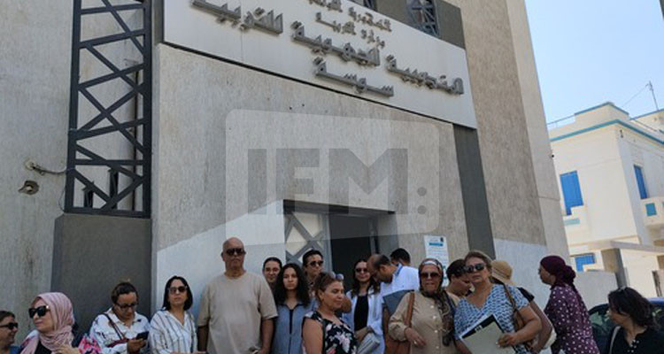 أولياء تلاميذ المعهد النموذجي بسوسة يحتجون