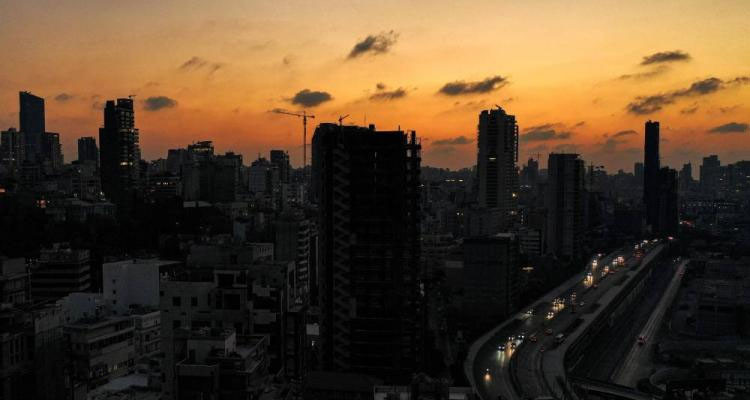 لبنان يدخل في ظلام دامس
