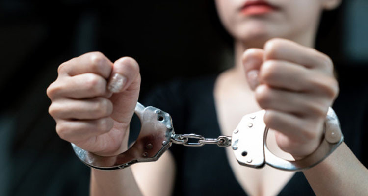 قفصة: امرأة تنتحل صفة والدتها المتوفاة منذ 16 عاما لاستخراج الذهب من القباضة