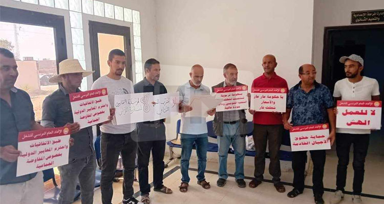 الأساتذة والمعلمون يحتجون داخل مندوبية التربية بتطاوين
