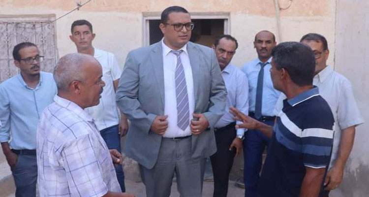 والي قبلي يزور عائلة العامل البلدي الذي توفى أثناء أداء عمله ويأذن بتدخلات عاجلة لفائدتها