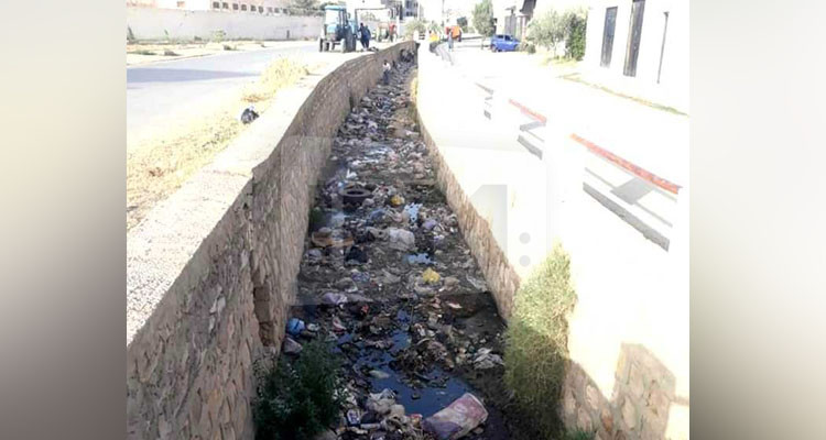 القصرين: أهالي حي النور يطالبون بتنظيف واستكمال أشغال وادي الأطفال 