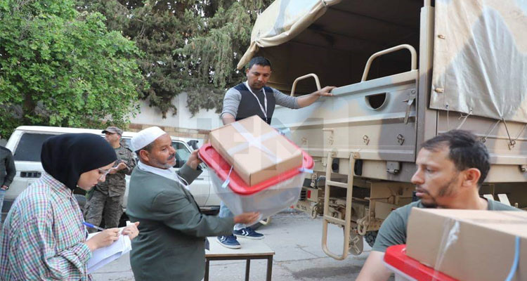 توزيع المواد الانتخابية على مراكز الإقتراع في القصرين